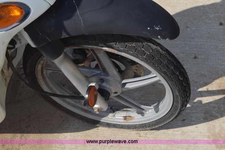 image for item J7242 2005 Kymc People moped