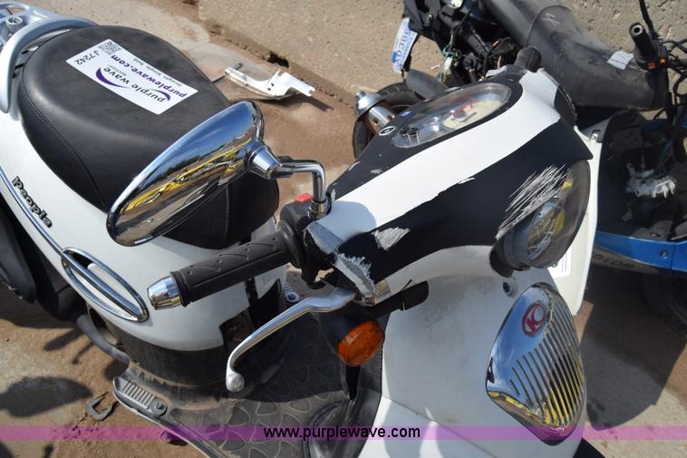 image for item J7242 2005 Kymc People moped