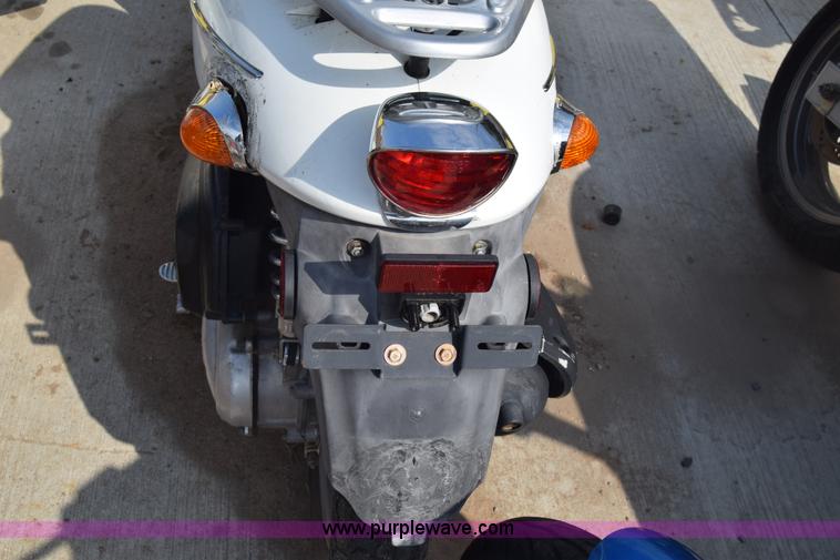 image for item J7242 2005 Kymc People moped