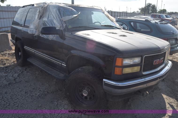 image for item J8009 1999 GMC Yukon SLE SUV