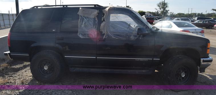 image for item J8009 1999 GMC Yukon SLE SUV