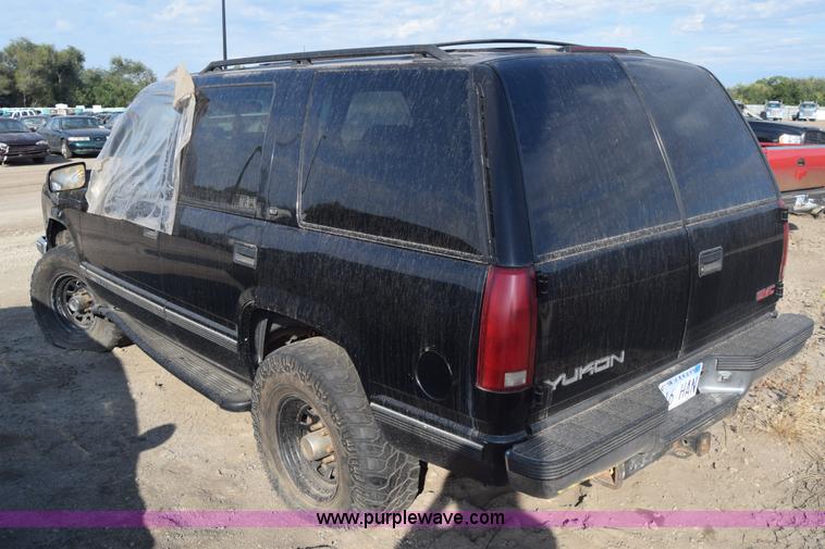 image for item J8009 1999 GMC Yukon SLE SUV