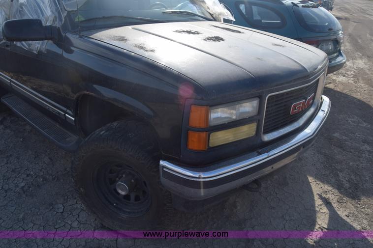 image for item J8009 1999 GMC Yukon SLE SUV