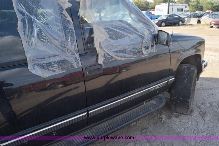 image for item J8009 1999 GMC Yukon SLE SUV