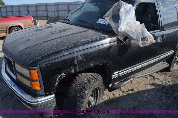 image for item J8009 1999 GMC Yukon SLE SUV
