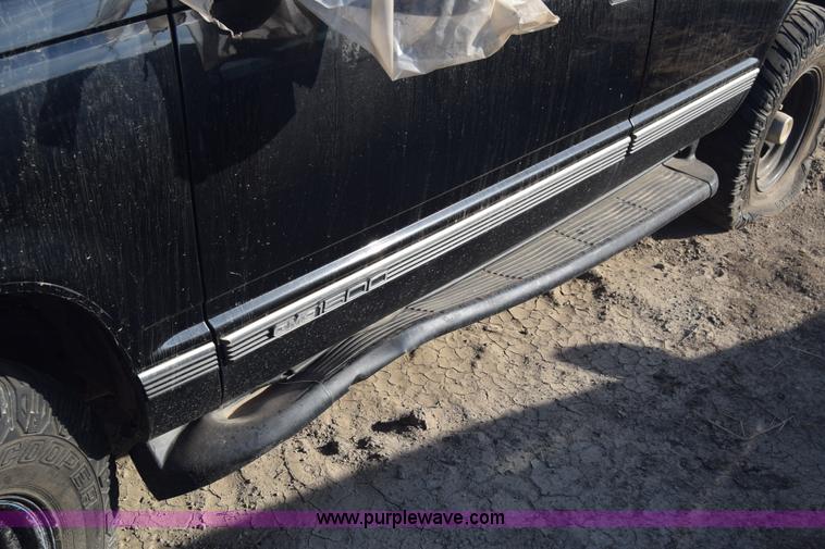 image for item J8009 1999 GMC Yukon SLE SUV