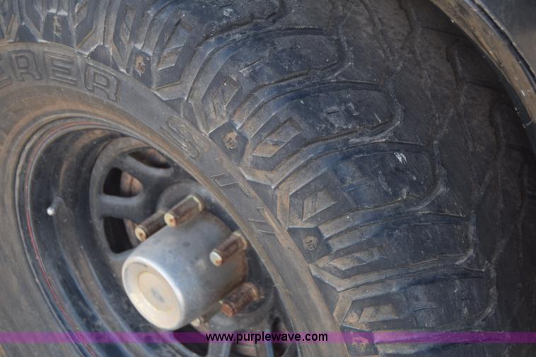 image for item J8009 1999 GMC Yukon SLE SUV