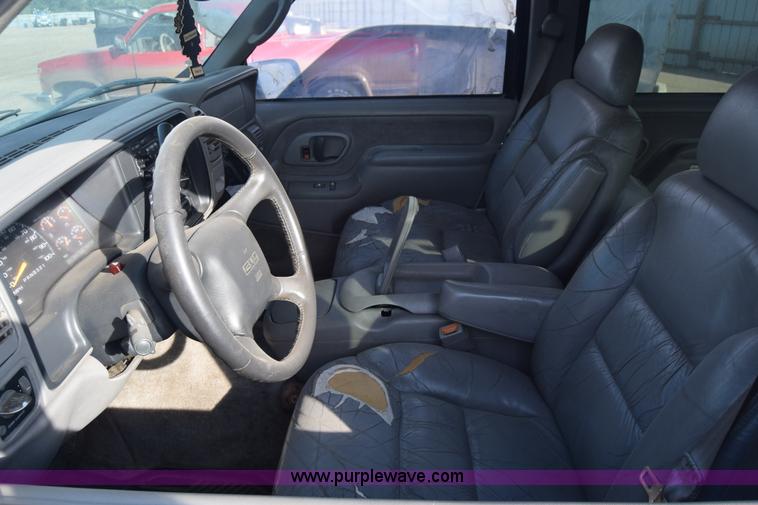 image for item J8009 1999 GMC Yukon SLE SUV