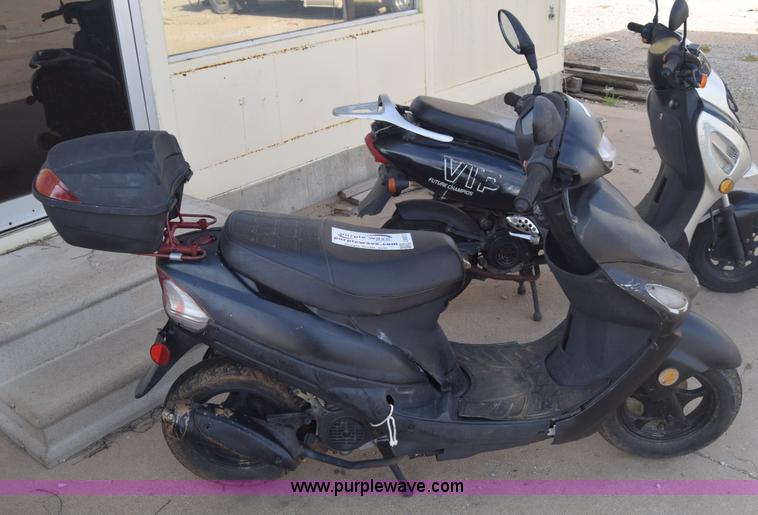 image for item J8013 2013 Bashen TPGS-805 moped