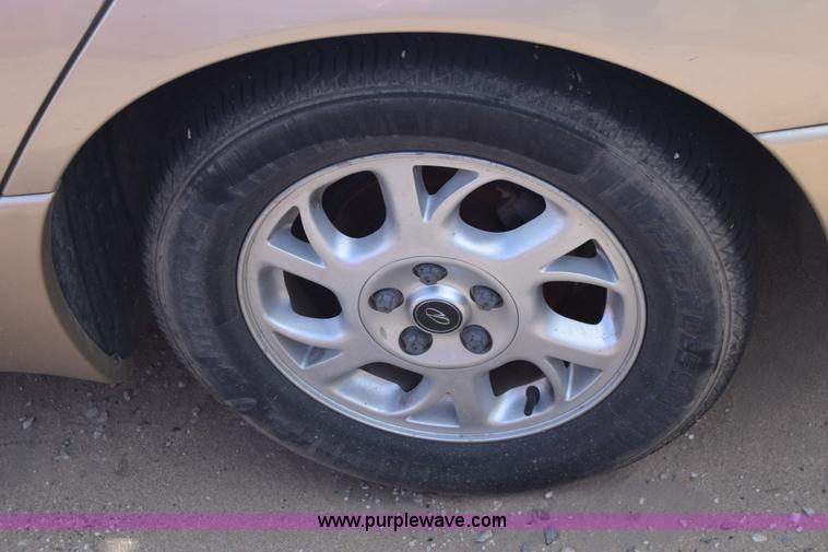 image for item J8015 2000 Chrysler Concorde