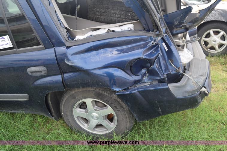 image for item J8028 2002 Chevrolet Trailblazer LS SUV