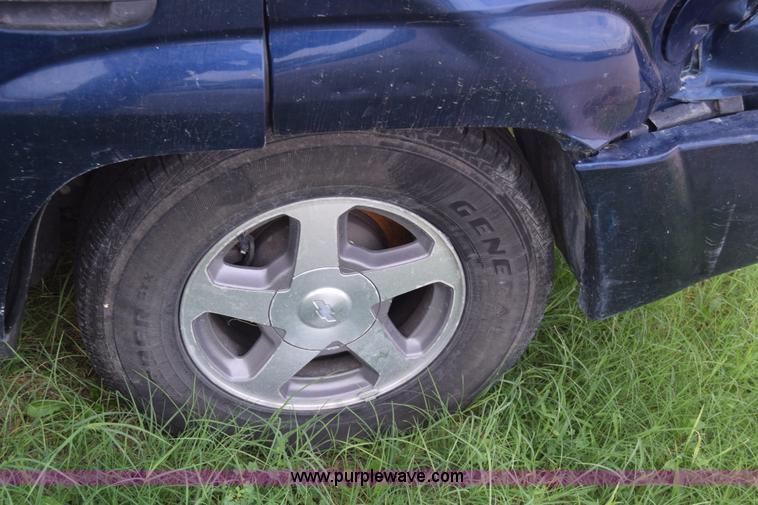 image for item J8028 2002 Chevrolet Trailblazer LS SUV