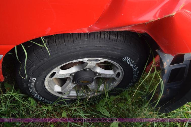 image for item J8035 1999 Chevrolet Tracker SUV