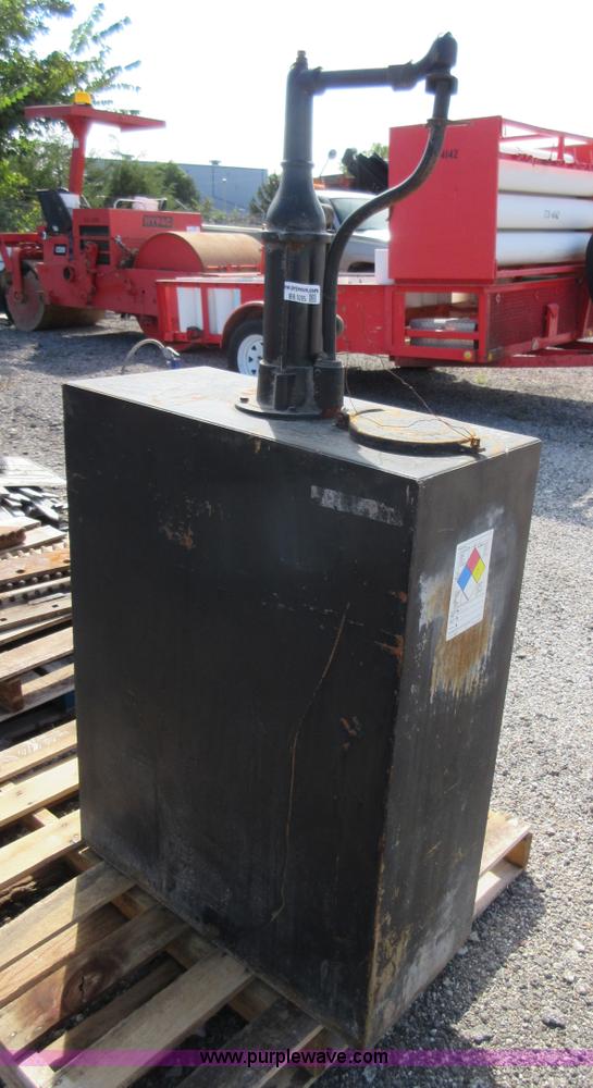 Bulk oil fluid storage tank in Chanute, KS Item BB9205 sold Purple Wave