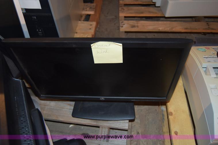 image for item BL9880 (16) HP flat screen computer monitors