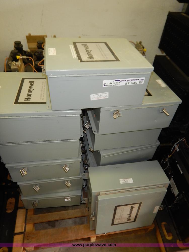 (12) Honeywell obstruction lighting systems in Topeka, KS Item BT9682