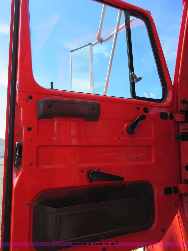 image for item I1949 1999 International 4900 dump truck