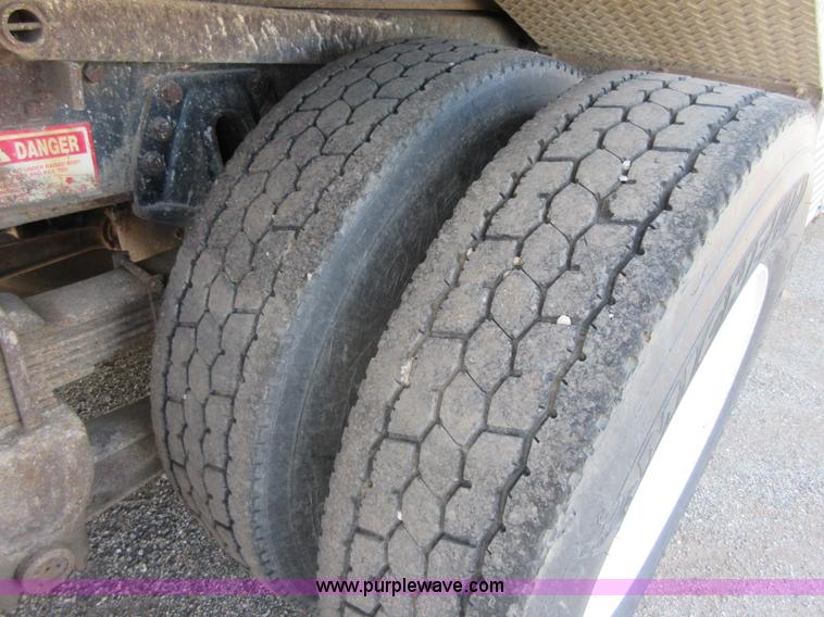 image for item I1954 1999 International 4900 dump truck