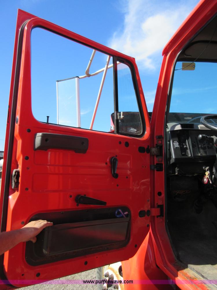 image for item I1954 1999 International 4900 dump truck