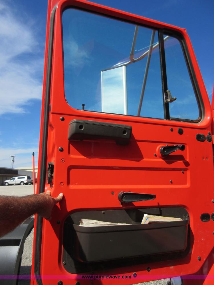 image for item I1958 1999 International 4900 dump truck