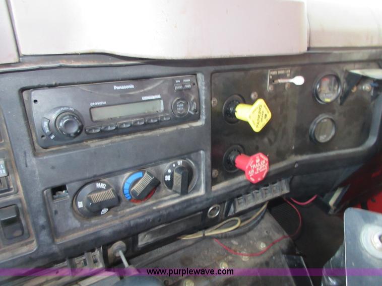 image for item I1958 1999 International 4900 dump truck