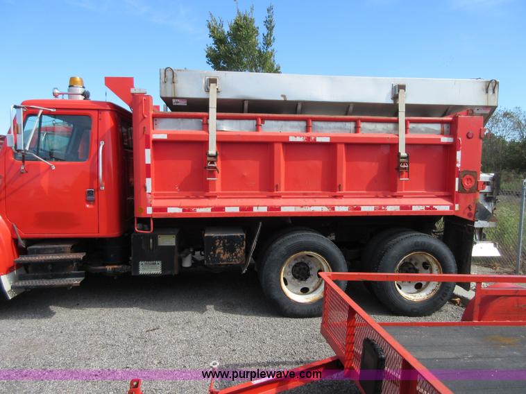 image for item I1959 1999 International 4900 dump truck