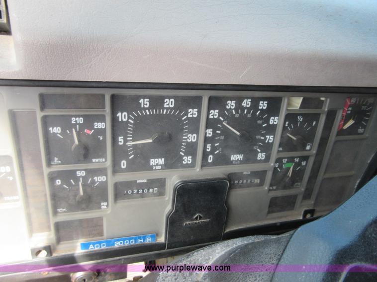 image for item I1959 1999 International 4900 dump truck