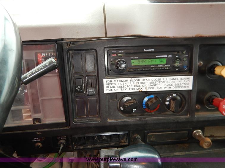 image for item K1668 1999 International 4900 dump truck