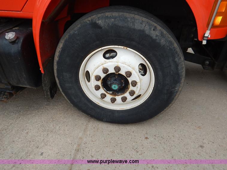 image for item K1668 1999 International 4900 dump truck