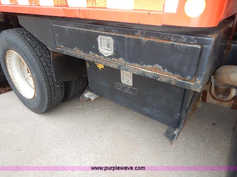 image for item K1668 1999 International 4900 dump truck