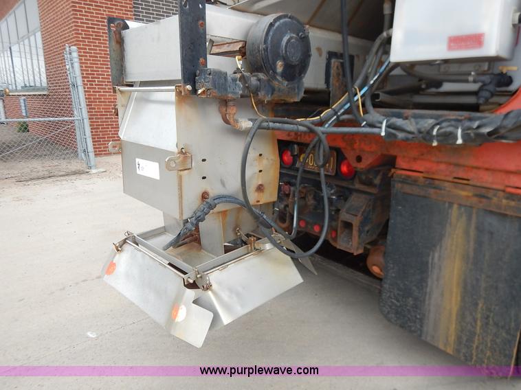 image for item K1668 1999 International 4900 dump truck