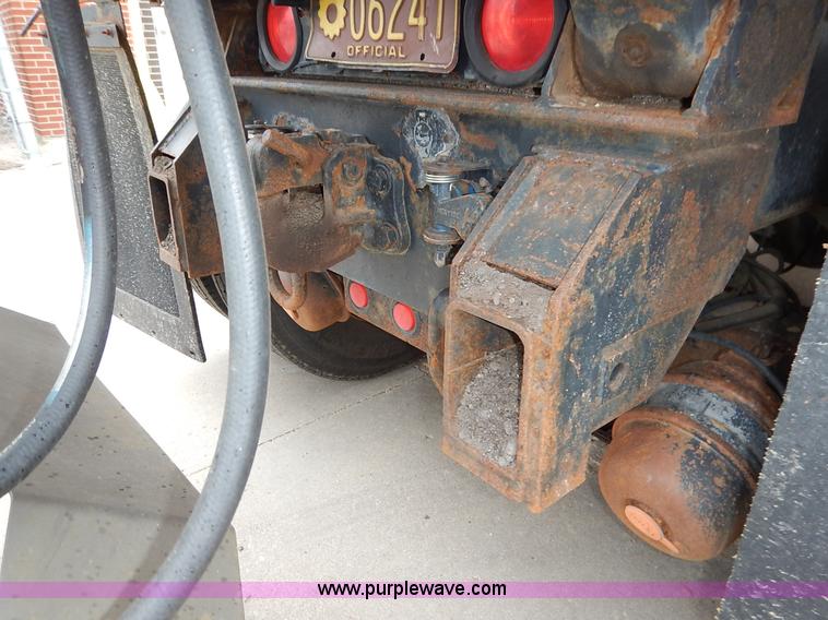 image for item K1668 1999 International 4900 dump truck