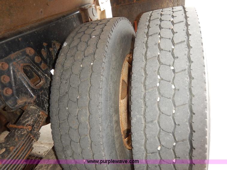 image for item K1668 1999 International 4900 dump truck