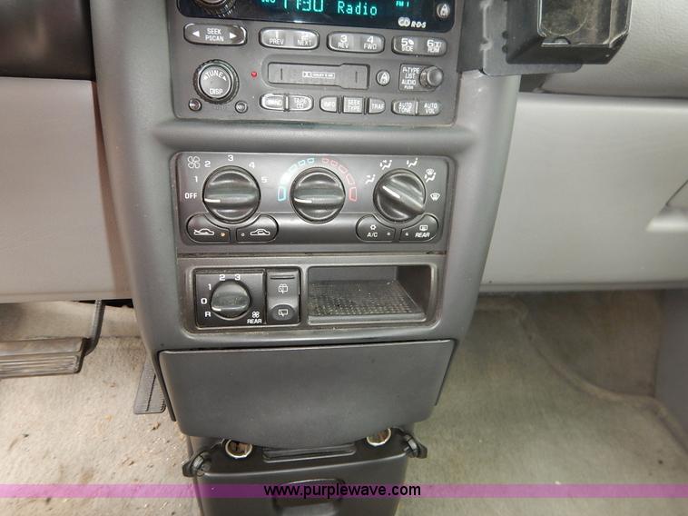 image for item K1671 2002 Chevrolet Venture van