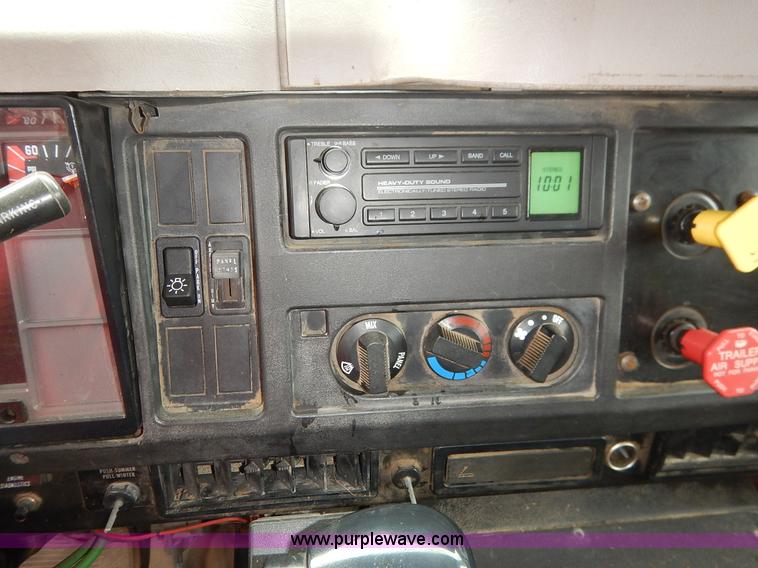 image for item K1674 1999 International 4900 dump truck