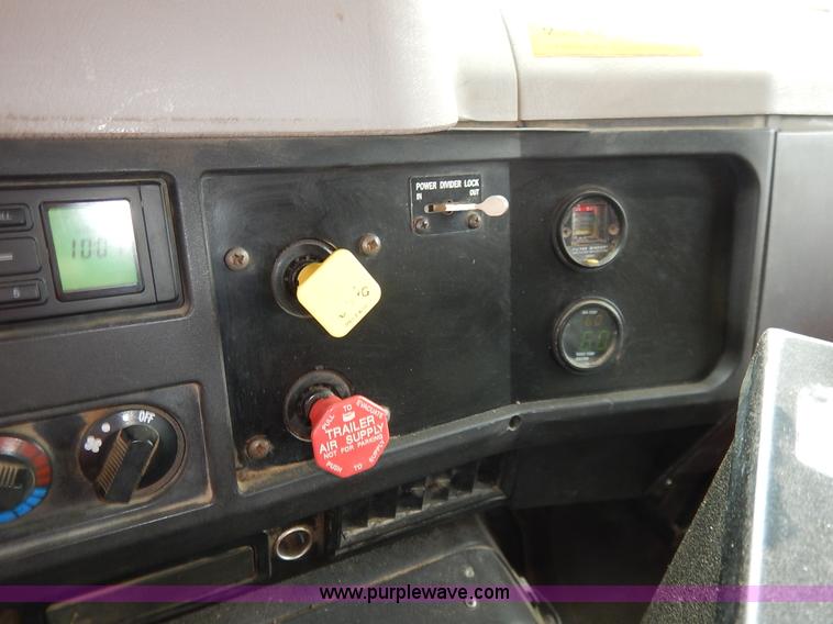 image for item K1674 1999 International 4900 dump truck