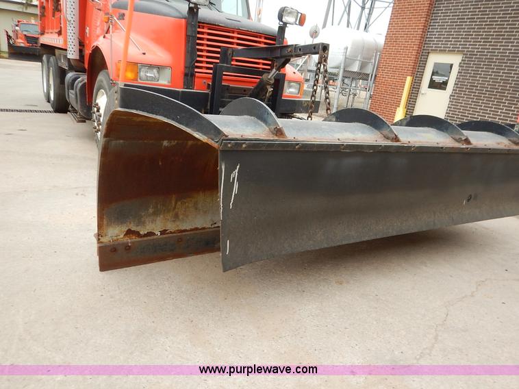 image for item K1674 1999 International 4900 dump truck