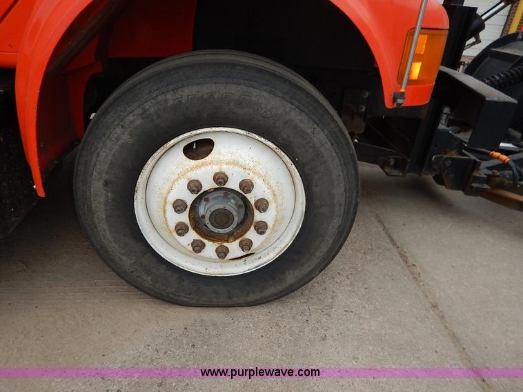 image for item K1674 1999 International 4900 dump truck