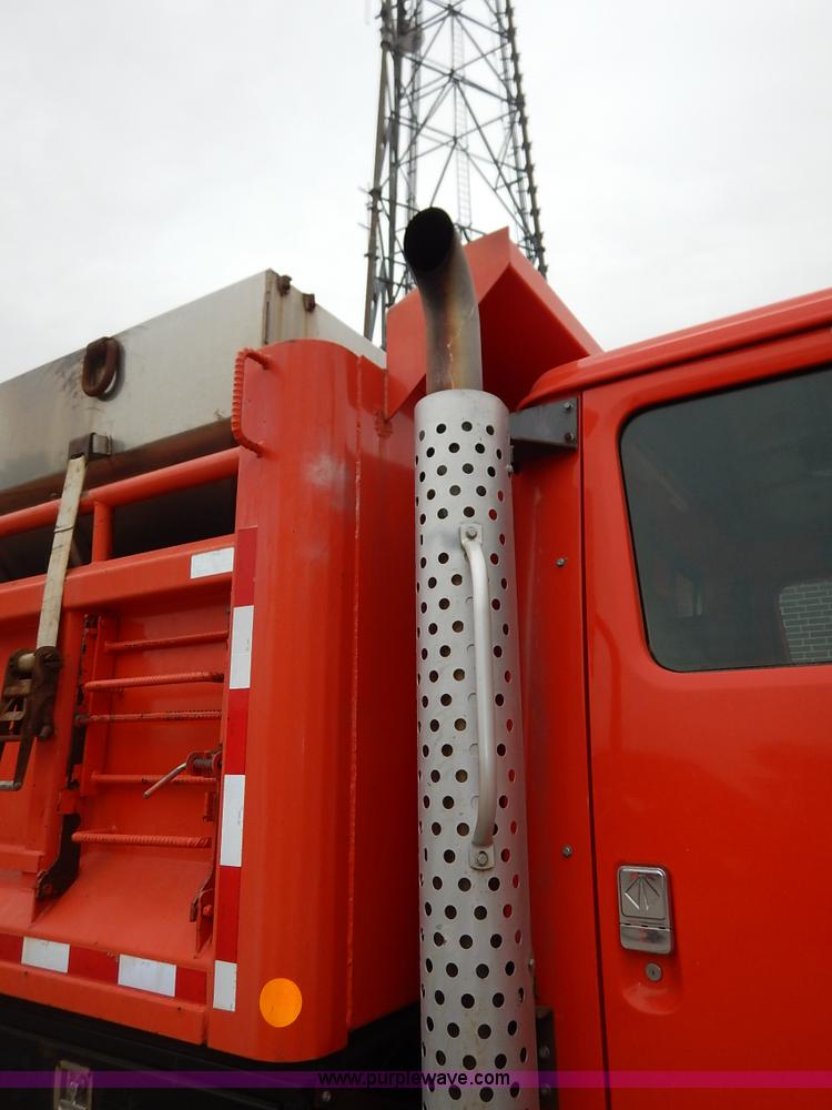 image for item K1674 1999 International 4900 dump truck