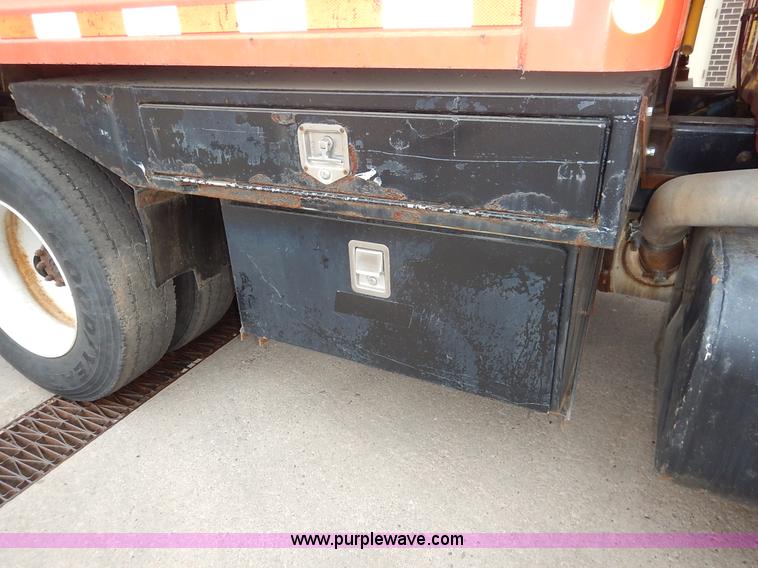 image for item K1674 1999 International 4900 dump truck