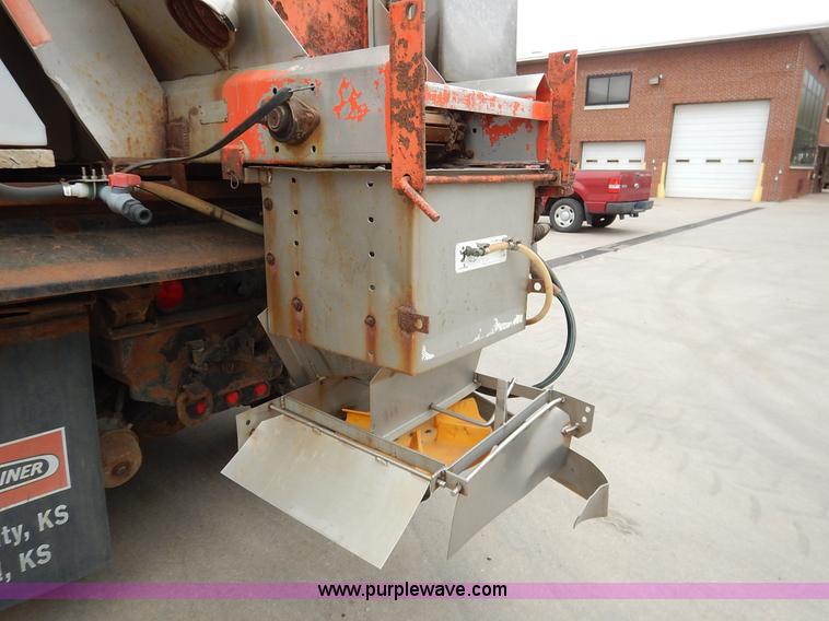 image for item K1674 1999 International 4900 dump truck