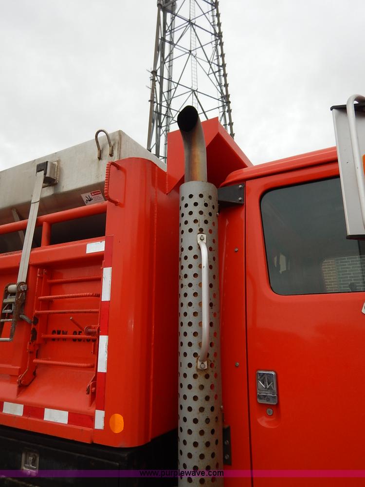 image for item K1681 1999 International 4900 dump truck