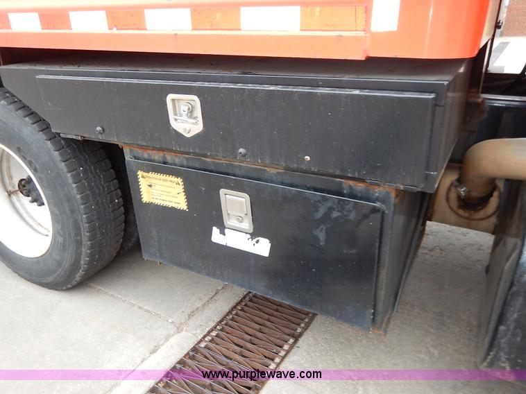 image for item K1690 1999 International 4900 dump truck