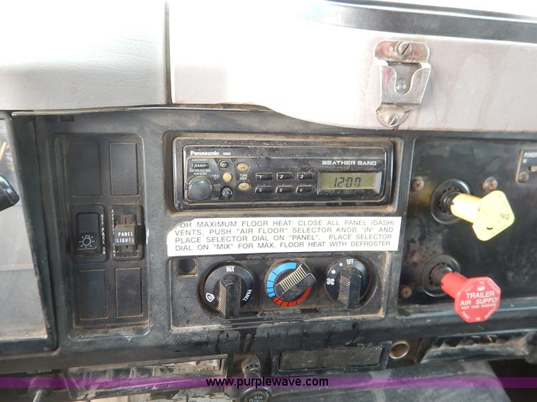 image for item K1727 1999 International 4900 dump truck