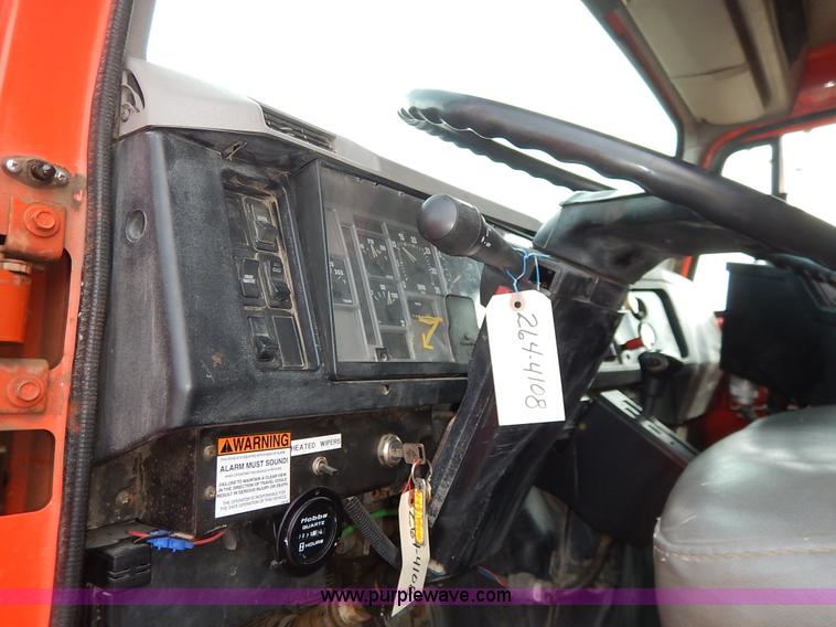 image for item K1733 1999 International 4900 dump truck