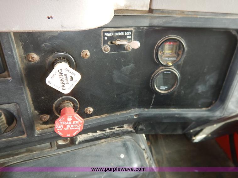 image for item K1733 1999 International 4900 dump truck