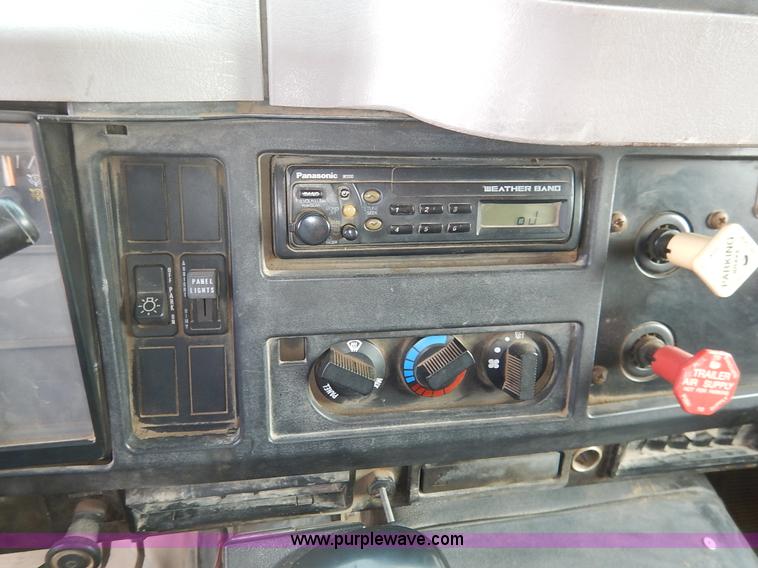 image for item K1733 1999 International 4900 dump truck