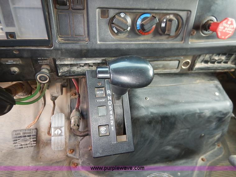 image for item K1733 1999 International 4900 dump truck