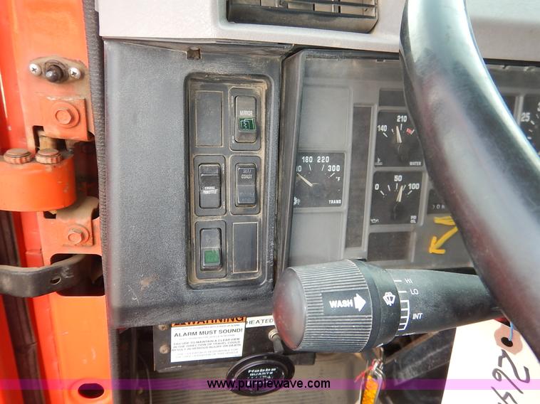 image for item K1733 1999 International 4900 dump truck