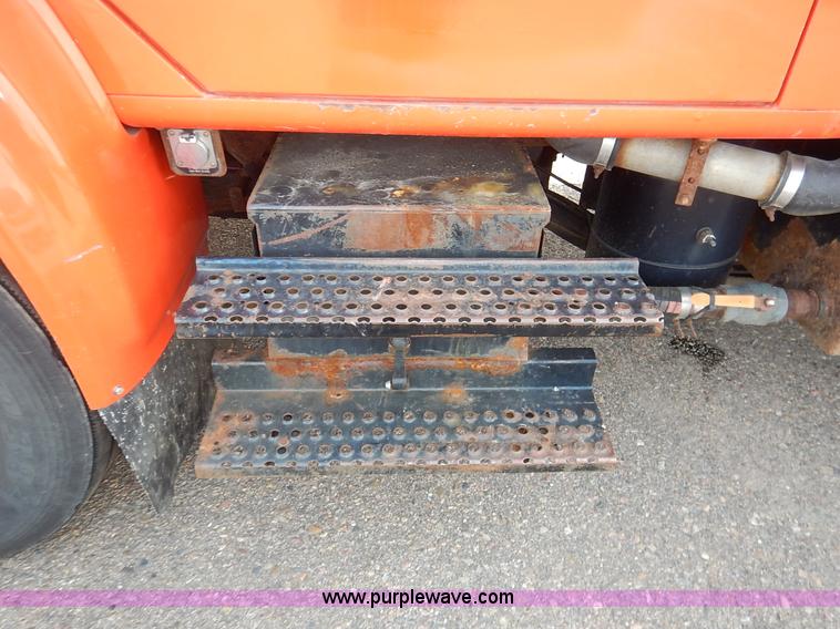 image for item K1733 1999 International 4900 dump truck